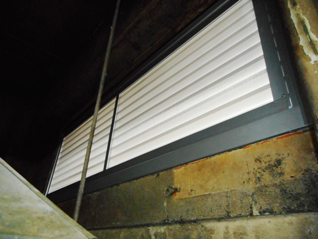 工場の窓を換気のできるガラリに取替　施工事例　名古屋市西区